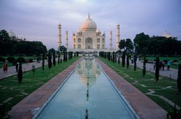 Agra;-Architecture;-Central-axis;-Cypresses;-India;-Kaleidos;-Kaleidos-images;-La-parole-à-limage;-Mausoleum;-Mughal;-Mumtaz-Mahal;-Pool;-Reflection;-Shah-Jahan;-Sky;-Stories-Pictures;-Taj-Mahal;-Tarek-Charara;-UNESCO;-Uttar-Pradesh;-Visitors;-World-Heritage